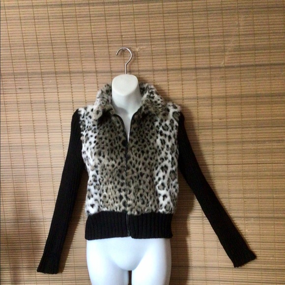 Jacket looks like a vest. Different and cute. - Picture 2 of 14